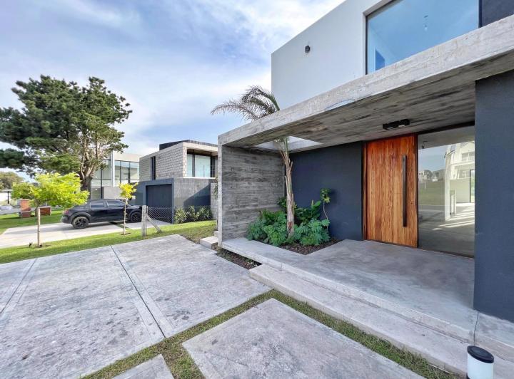 Casa · 290m² · 4 Ambientes · 2 Cocheras