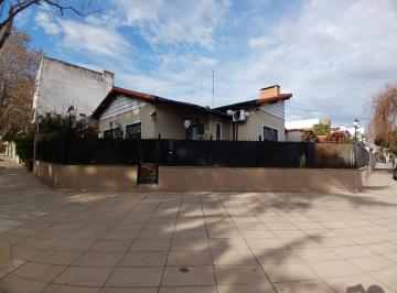 Casa · 160m² · 4 Ambientes · 3 Cocheras · Importante Chalet en Excelente Zona "Apto Credito "