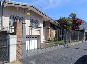 Casa de 4 ambientes, Quilmes · Casa en Venta de 4 Ambientes en Quilmes Residencial Reciclada a Nueva, Apta Crédito