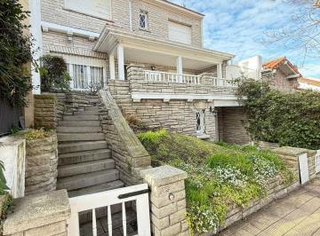 Casa · 290m² · 4 Ambientes · 2 Cocheras · Chalet en Venta. Zona Stella Maris. a Solo Dos Tres Cuadras de La Playa Varese