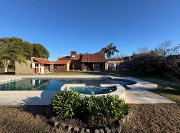 Casa · 380m² · 5 Ambientes · 2 Cocheras · Hermosa Casa en Venta en Ituzaingó