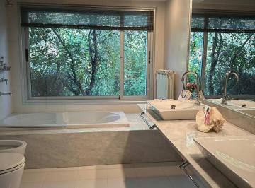Casa · 380m² · Venta de Casa en Barrio Privado Altos del Chateau