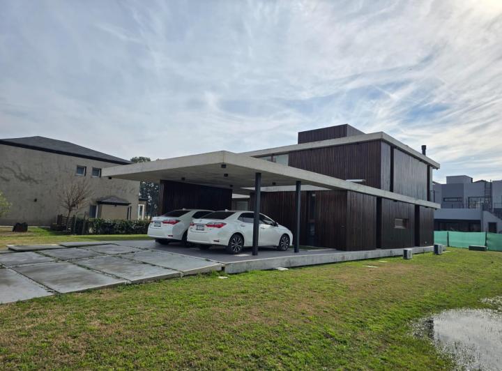 Casa · 240m² · 5 Ambientes · 2 Cocheras