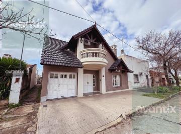 Casa · 202m² · 6 Ambientes · 1 Cochera · Propiedad con 3 Habitaciones y Garage - Apta Crédito