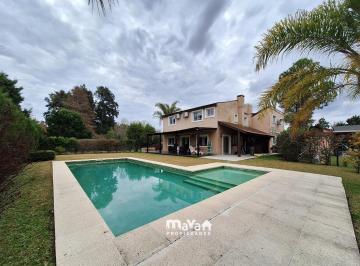 Casa · 261m² · 4 Ambientes · 3 Cocheras · Casa en Esquina Sobre 2 Lotes (971 M²) • El Bosque
