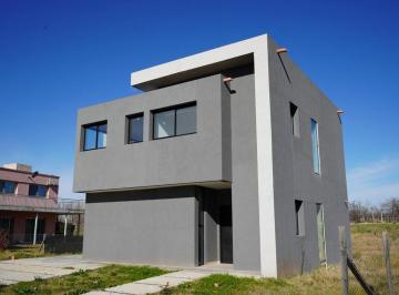 Casa · 217m² · 4 Ambientes · 2 Cocheras · Casa en Venta San Sebastian