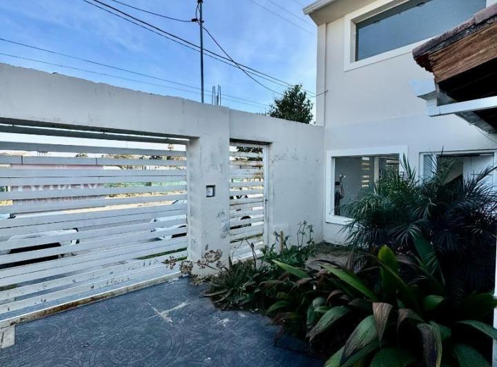 Casa · 165m² · 4 Ambientes · 2 Cocheras