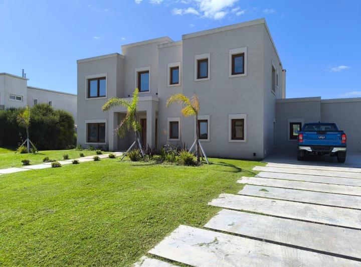 Casa · 275m² · 7 Ambientes · 2 Cocheras