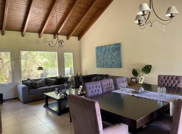 Casa · 250m² · 5 Ambientes · 1 Cochera · Ivanna Blanc Vende Excelente Casa en Barrio Dalvian