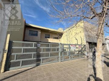 Local comercial · 233m² · 8 Ambientes · 2 Cocheras · Local con Oficinas Alquiler Centro Bajo, 233 m² con 8 Privados, 3 Baños, Jardín y 2 Cocheras