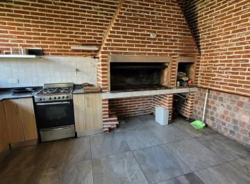 Casa · 250m² · 5 Ambientes · 1 Cochera · Casa 5 Ambientes con Quincho y Parque en Venta - Morón