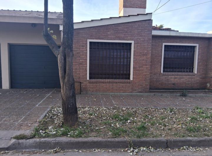 Casa · 100m² · 5 Ambientes · 1 Cochera
