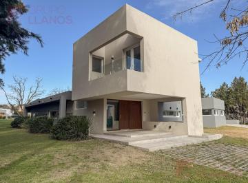 Casa · 218m² · 4 Ambientes · 2 Cocheras · Venta de Casa 4 Ambientes en La Concepción, Luján