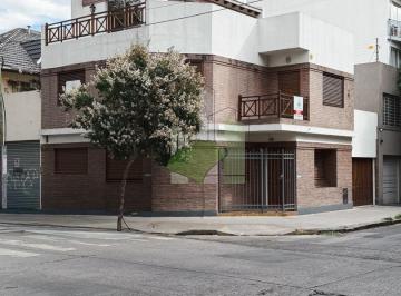 Casa · 161m² · 4 Ambientes · 1 Cochera · Casa 4 Amb C/quincho, Balcón y Terraza Quilmes Centro