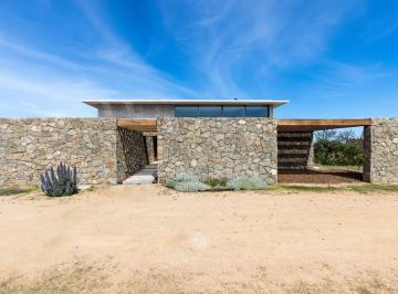 BPV-BPV-10575_2 · Casa Única Sobre La Playa en Venta Punta del Este