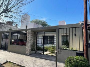 Casa de 3 ambientes, Córdoba · Venta B° Urca 4 Hab + 4 Baños Zona Apto Credito
