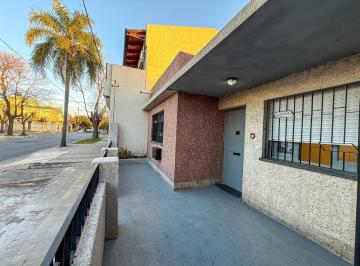 Casa · 75m² · 5 Ambientes · Casa Reciclada en Venta! 2 Dorm., Patio y Terraza! 63.000 Usd.