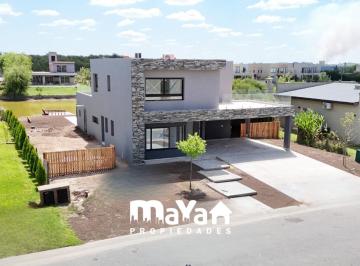Casa · 221m² · 5 Ambientes · 2 Cocheras · Casa en Venta San Sebastian Área