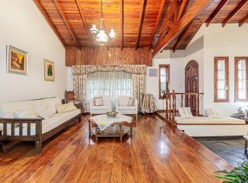 Casa · 272m² · 4 Dormitorios · 2 Cocheras · Casa en Villa Adelina con Pileta y Casa Para Huéspedes