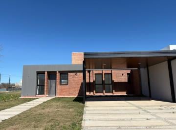 Casa · 143m² · 3 Dormitorios · 2 Cocheras · Venta Casa 3 Dorm. con Pileta Tejas 4 Etapa 2 Malagueño