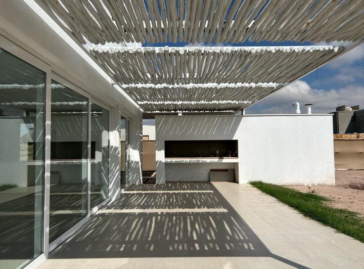 Casa · 155m² · 6 Ambientes · 2 Cocheras