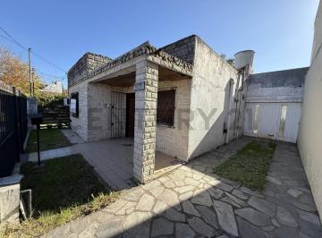 Casa · 130m² · 3 Ambientes · 1 Cochera · Venta Casa 3 Amb. con Patio, Cochera, Quincho y Terraza – Zona Comercial – Escritura y Planos – Los