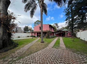 Casa · 210m² · 5 Ambientes · 1 Cochera · Chalet 4 Ambientes a La Venta en Parque Leloir