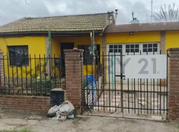 Casa · 112m² · 5 Ambientes · 2 Cocheras · Venta Casa a Reciclar 3 Dorm.! Apta Credito - Carcaraña