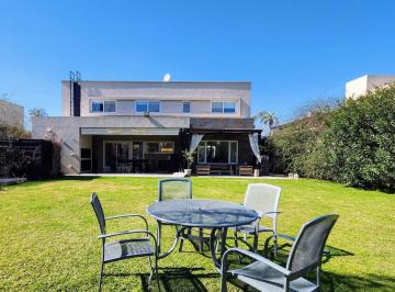 Casa · 196m² · 6 Ambientes · 2 Cocheras · Miraflores. Barrio Cerrado Funes Hills - Funes