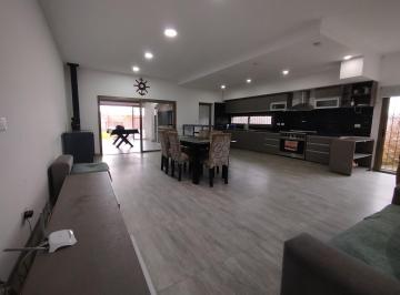Quinta vacacional · 306m² · 8 Ambientes · 2 Cocheras · Moderna Casa Quinta de Categoría en Sauce Viejo