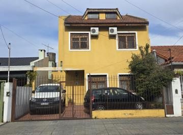 Casa · 191m² · 6 Ambientes · 2 Cocheras · Amplia Casa de 6 Ambientes con Jardin en Venta. Olivos
