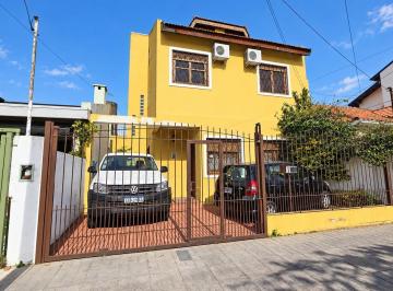 Casa · 191m² · 6 Ambientes · 2 Cocheras · Amplia Casa de 6 Ambientes con Jardin en Venta. Olivos