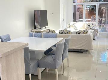 Casa · 130m² · 4 Ambientes · 1 Cochera · Alquiler - Casa Amoblada de Tres Habitaciones - Centenario