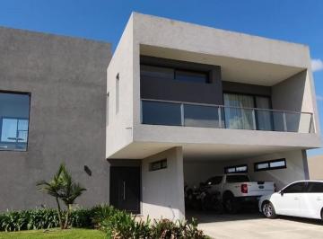 Casa · 240m² · 4 Ambientes · 2 Cocheras · Casa a La Venta en Cantón Norte