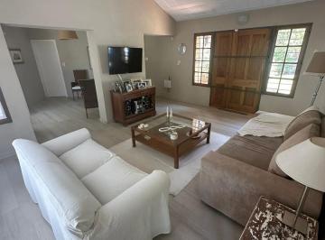 Casa · 224m² · 6 Ambientes · 2 Cocheras · Casa en Venta en Villa Belgrano | 3 Dorm., Jardín y Pileta
