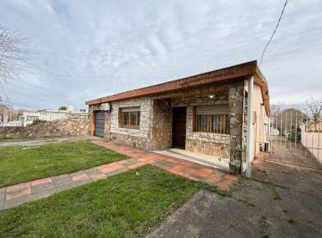 Casa · 143m² · 3 Ambientes · 1 Cochera · Venta Casa La Teja 2 Dorm. Cochera y Fondo