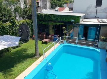 Casa · 240m² · 5 Ambientes · 2 Cocheras · Casa en Venta de 3 Dorm. con Pileta y Quincho