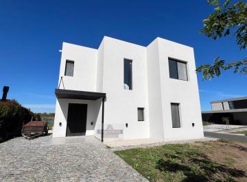 Casa · 185m² · 4 Ambientes · 2 Cocheras · Casa en Santa Ana