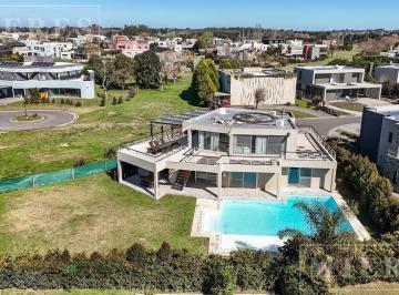 Casa · 290m² · 4 Ambientes · 2 Cocheras · Casa en Venta Sobre Lote Interno en Haras Santa Maria Barrio El Atardecer