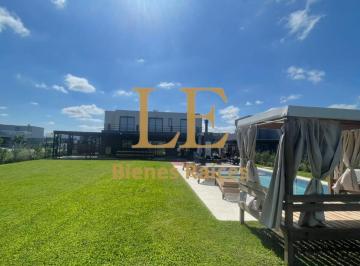 Casa · 220m² · 5 Ambientes · 6 Cocheras · Casa en Venta en San Sebastian