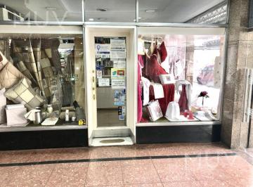 Local comercial · 50m² · 1 Ambiente · Ramon Falcon 2300 - Local a La Calle en Venta en Galería de Flores