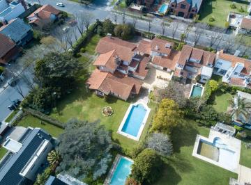 Casa · 800m² · 6 Ambientes · 4 Cocheras · Importante y Tradicional Residencia en El Corazón de Los Troncos