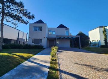Casa · 251m² · 5 Ambientes · 2 Cocheras · Casa en Venta Saint Thomas Este Oeste - Canning