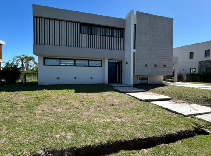 Casa · 257m² · 4 Ambientes · 1 Cochera