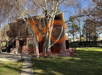 Casa · 292m² · 4 Dormitorios · 1 Cochera · Venta/permuta Casa Neuquen B° Barreneche