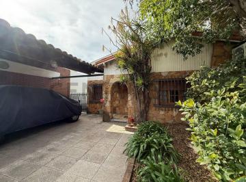 Casa · 200m² · 4 Ambientes · 2 Cocheras · Venta Casa 4 Amb en Hurlingham Permuta