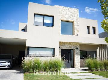 Casa · 187m² · 5 Ambientes · 1 Cochera · Casa en Venta de 5 Ambientes con Pileta en Acacias Puertos