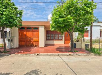 Casa · 148m² · 5 Ambientes · 1 Cochera · Venta Casa 3 Dorm Patio Pileta Granja de Funes