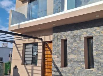 Casa · 70m² · 4 Ambientes · 2 Cocheras · Venta Duplex a Estrenar - B° Privado