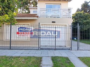Casa · 150m² · 4 Ambientes · 1 Cochera · Chalet Reciclado 2 Plantas - 4 Amb. Caisamar